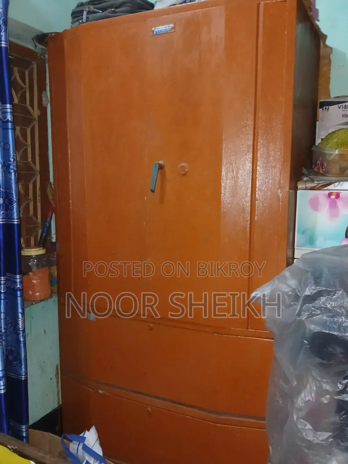 স্টিলের আলমারি। একদম ভালো কন্ডিশন। কেউ নিতে আগ্রহী থাকলে ম্যাসেজ করেন