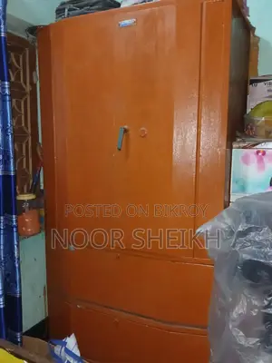 স্টিলের আলমারি। একদম ভালো কন্ডিশন। কেউ নিতে আগ্রহী থাকলে ম্যাসেজ করেন