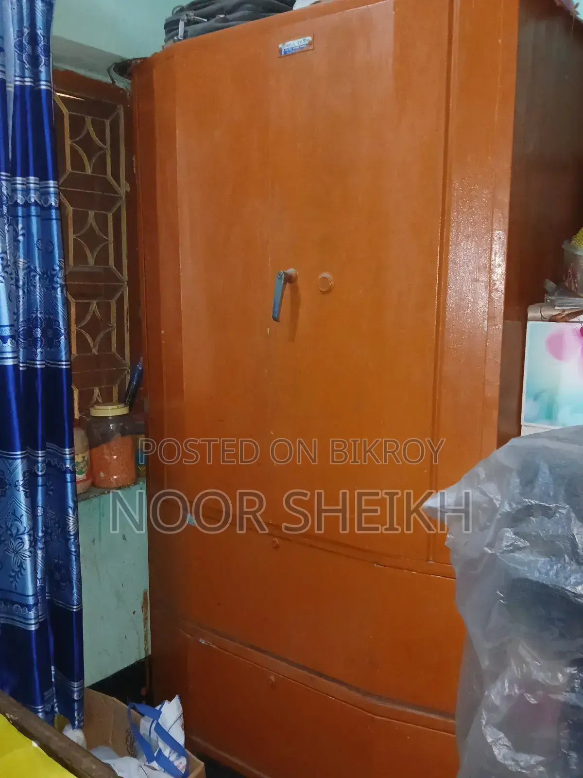 স্টিলের আলমারি। একদম ভালো কন্ডিশন। কেউ নিতে আগ্রহী থাকলে ম্যাসেজ করেন