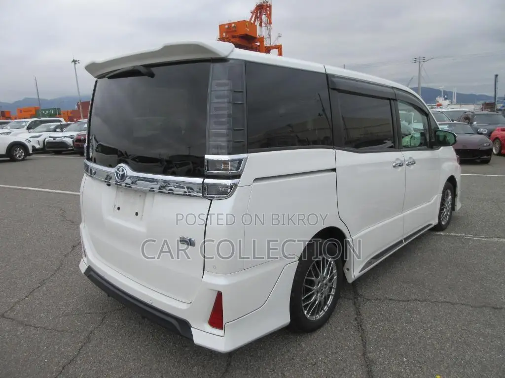 Toyota Voxy 2021 Pearl