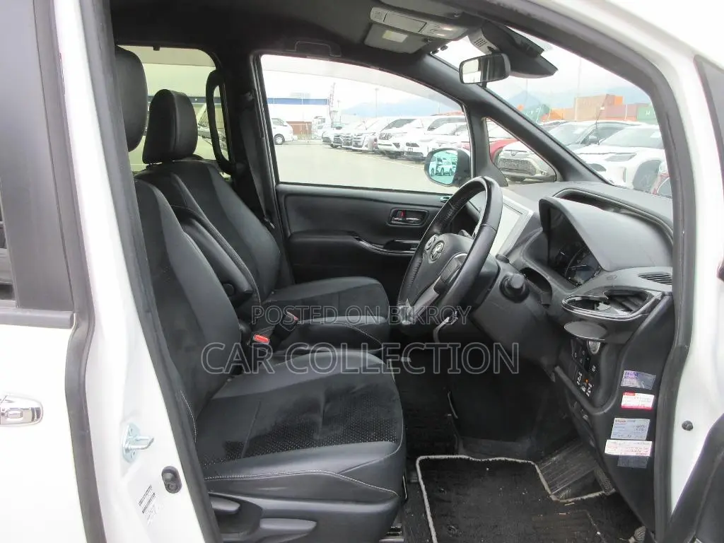 Toyota Voxy 2021 Pearl