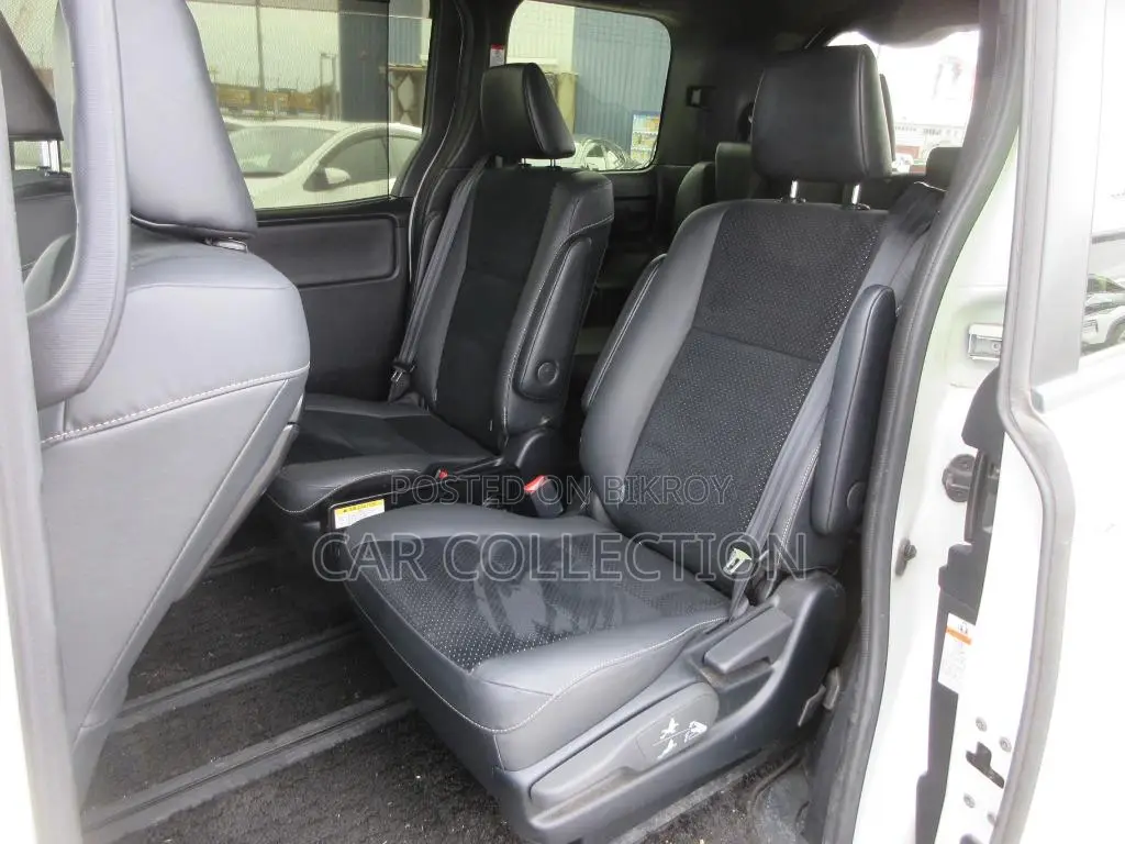 Toyota Voxy 2021 Pearl