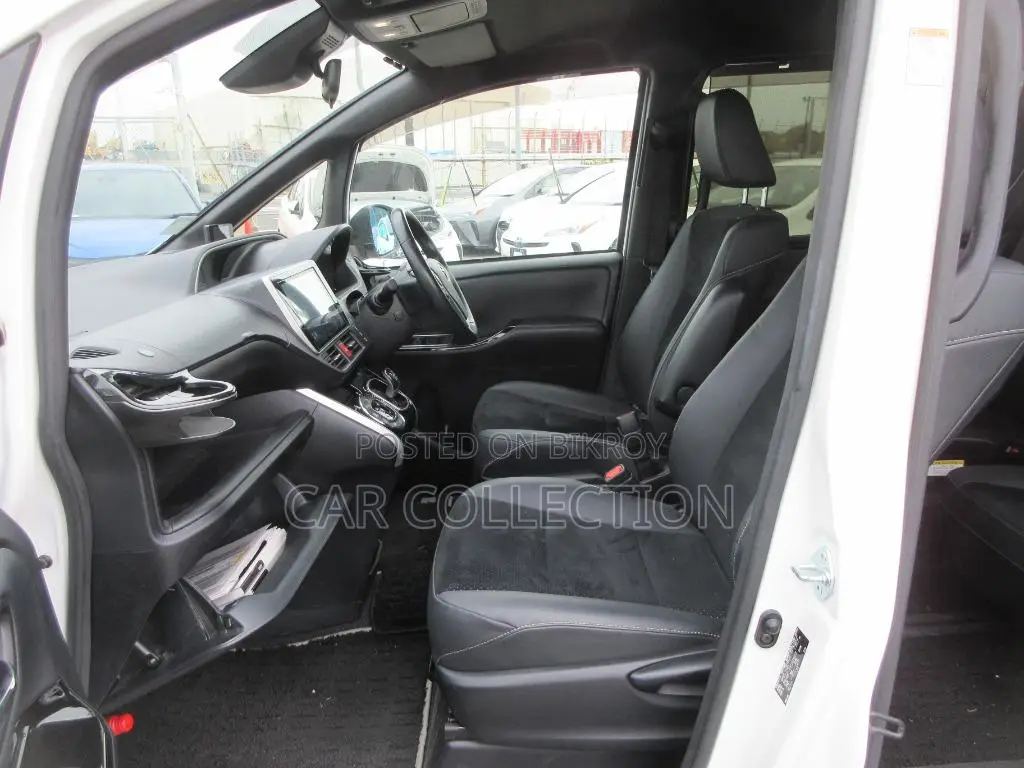 Toyota Voxy 2021 Pearl