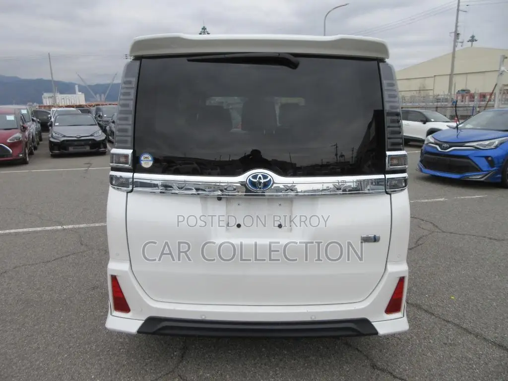Toyota Voxy 2021 Pearl