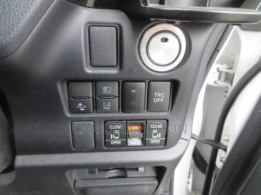 Toyota Voxy 2021 Pearl