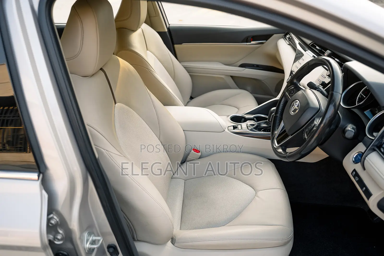 Toyota Camry XLE (2.5L 4cyl 8A) 2019 Beige