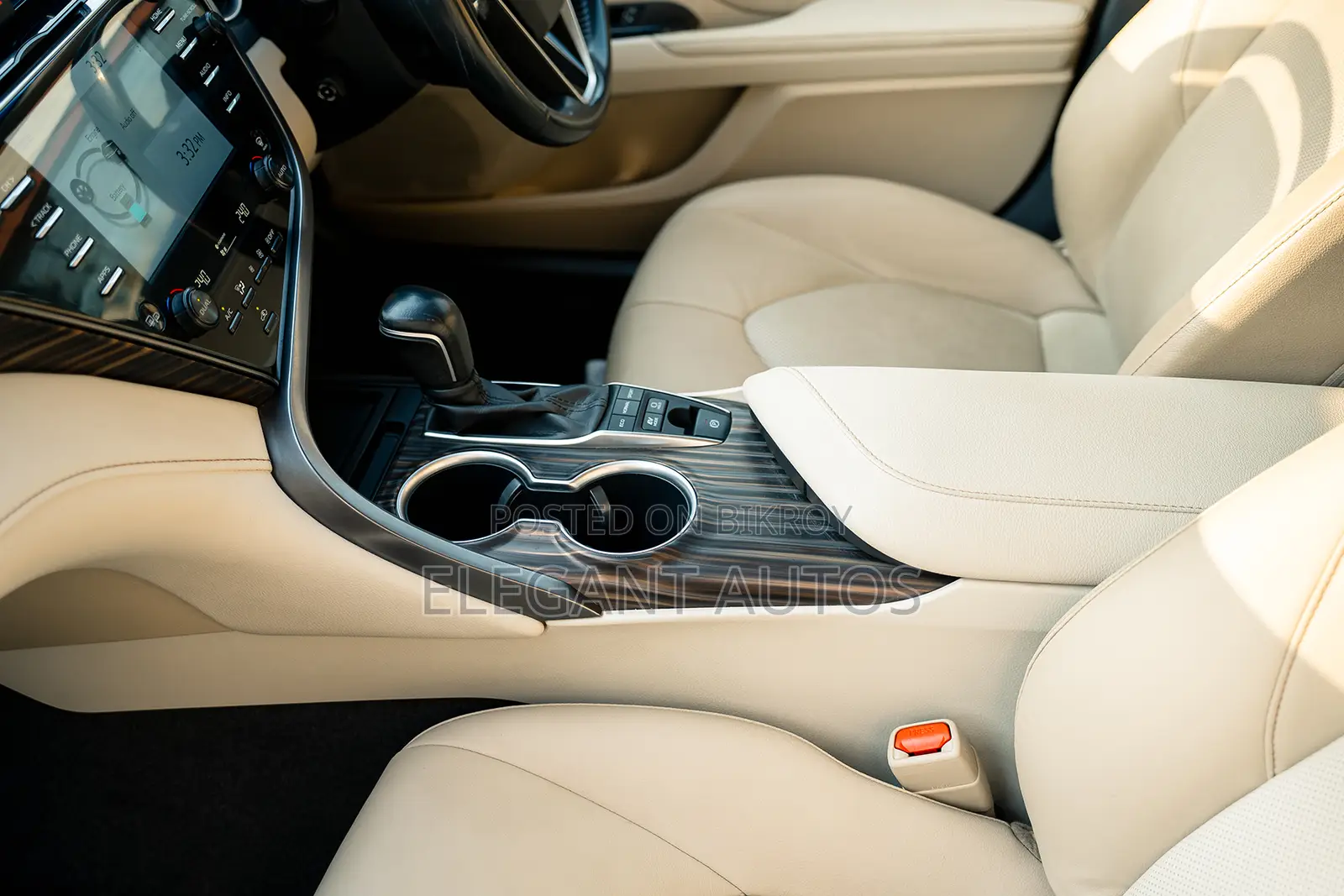Toyota Camry XLE (2.5L 4cyl 8A) 2019 Beige