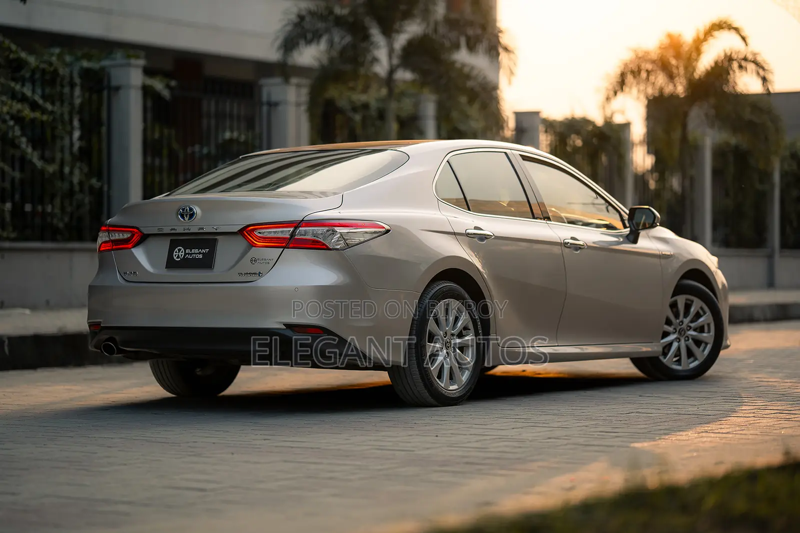Toyota Camry XLE (2.5L 4cyl 8A) 2019 Beige