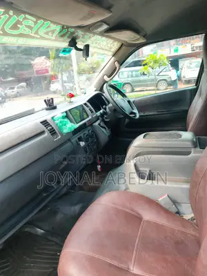 টয়োটা হাইএস ২০০৫ সিলভার