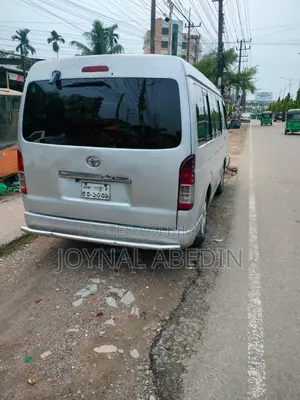 টয়োটা হাইএস ২০০৫ সিলভার