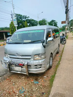 টয়োটা হাইএস ২০০৫ সিলভার
