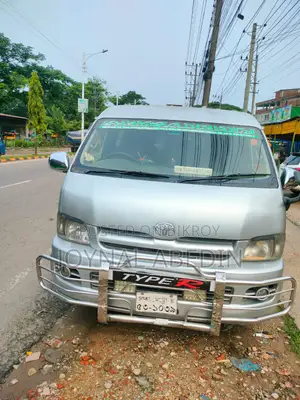 টয়োটা হাইএস ২০০৫ সিলভার