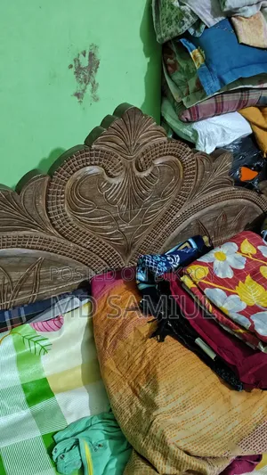 খাট টা অনেক ভালো কাঠের খাট একদম ফ্রেশ ডবল বেড