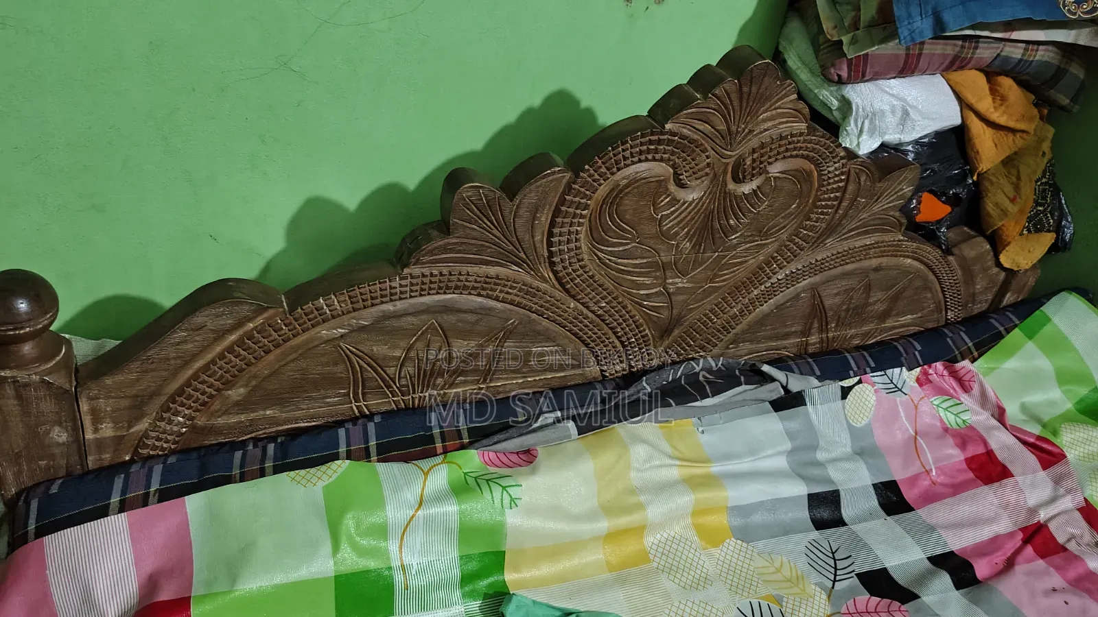 খাট টা অনেক ভালো কাঠের খাট একদম ফ্রেশ ডবল বেড