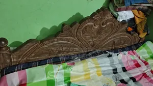 খাট টা অনেক ভালো কাঠের খাট একদম ফ্রেশ ডবল বেড