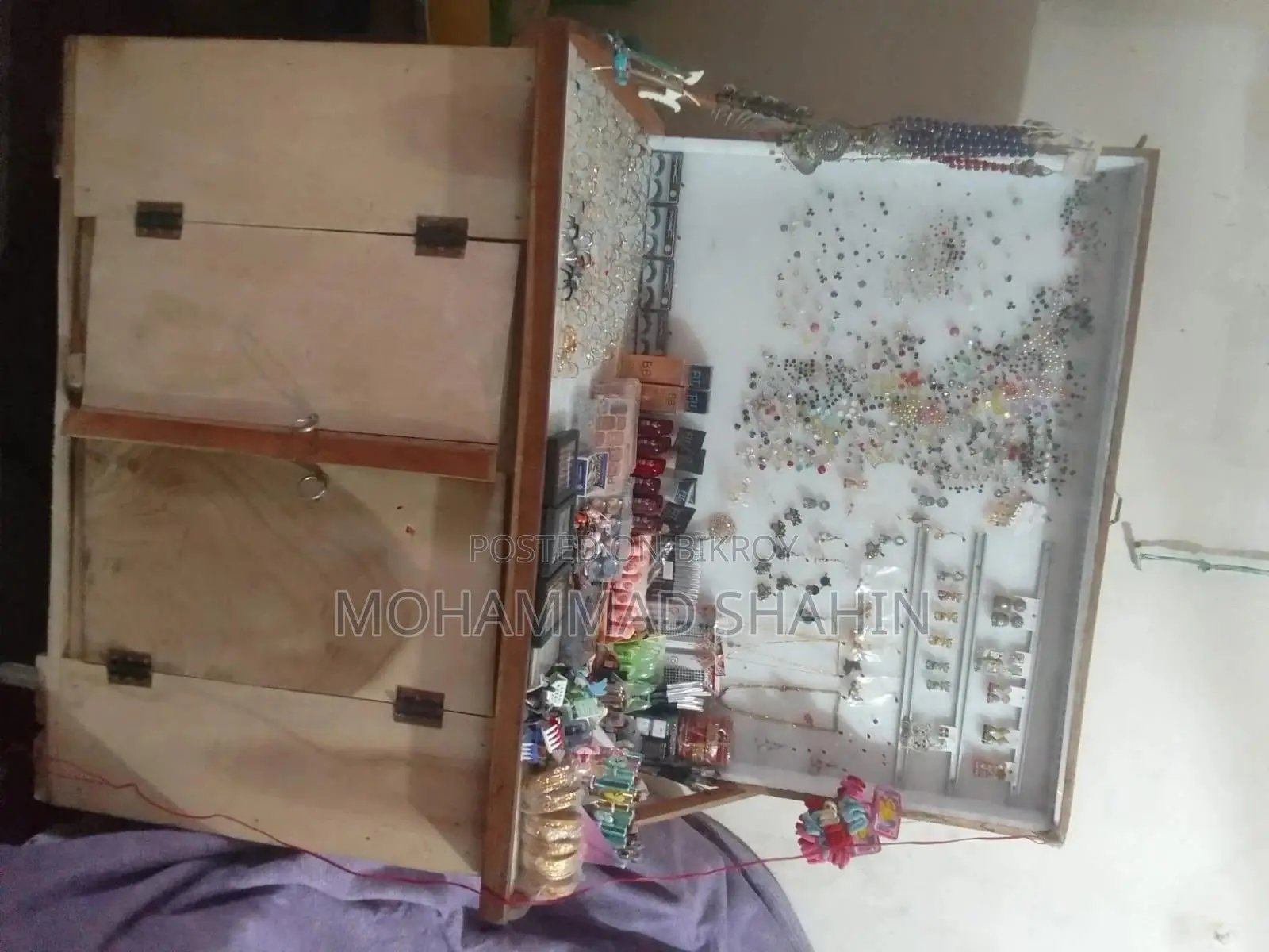 কাঠের তৈরি কসমেটিকসের দোকান বিক্রয় হবে