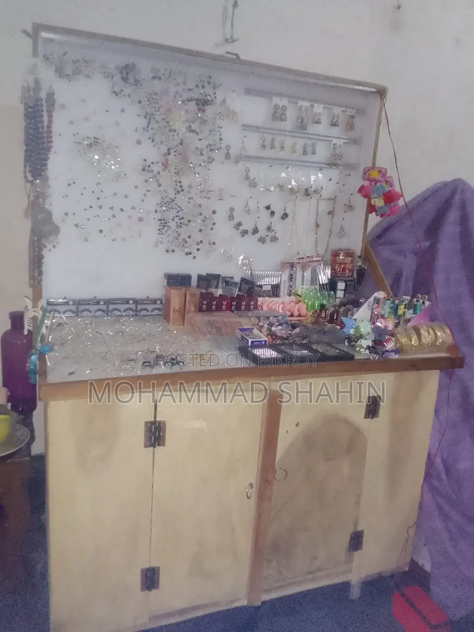 কাঠের তৈরি কসমেটিকসের দোকান বিক্রয় হবে