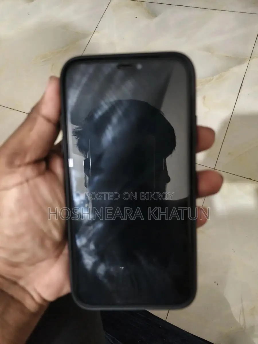 Apple iPhone 11 . (Used)