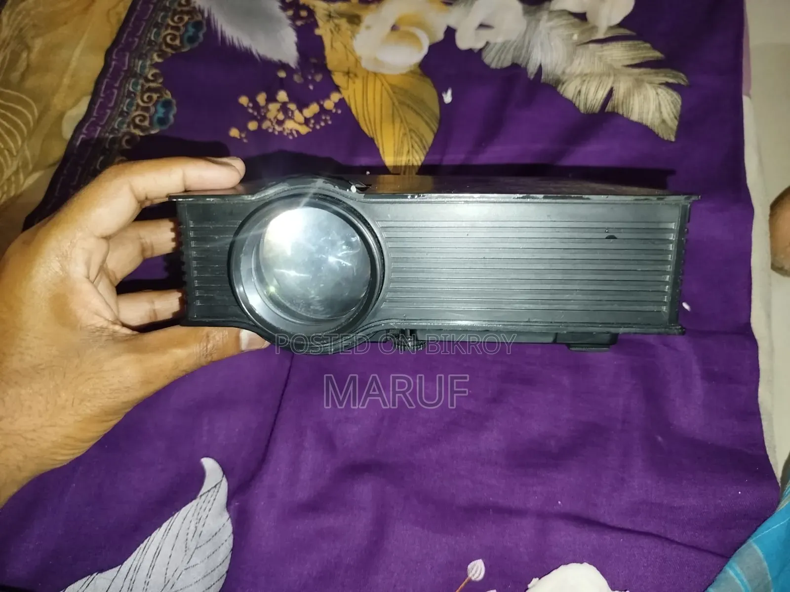ইউনিক ইউসি৪৬ পোর্টেবল এলইডি প্রজেক্টর