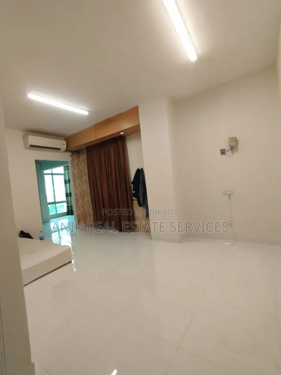 গুলশানে ৯০০ বর্গফুটের সেমি-ফার্নিশড অফিস স্পেস ভাড়ার জন্য