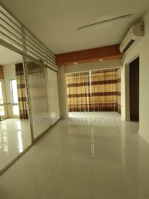 গুলশানে ৯০০ বর্গফুটের সেমি-ফার্নিশড অফিস স্পেস ভাড়ার জন্য