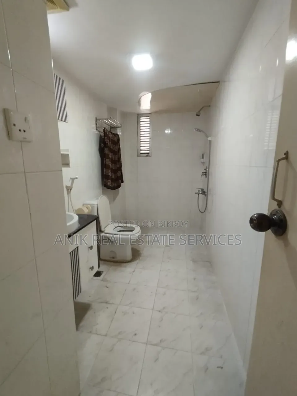 গুলশানে ৯০০ বর্গফুটের সেমি-ফার্নিশড অফিস স্পেস ভাড়ার জন্য
