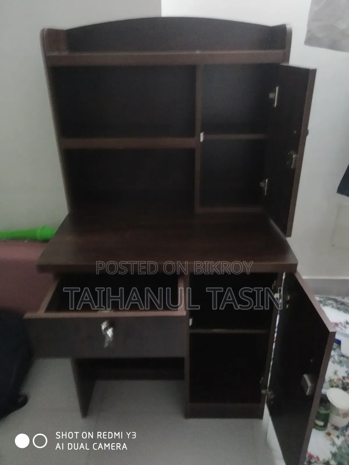 A premium table and chair