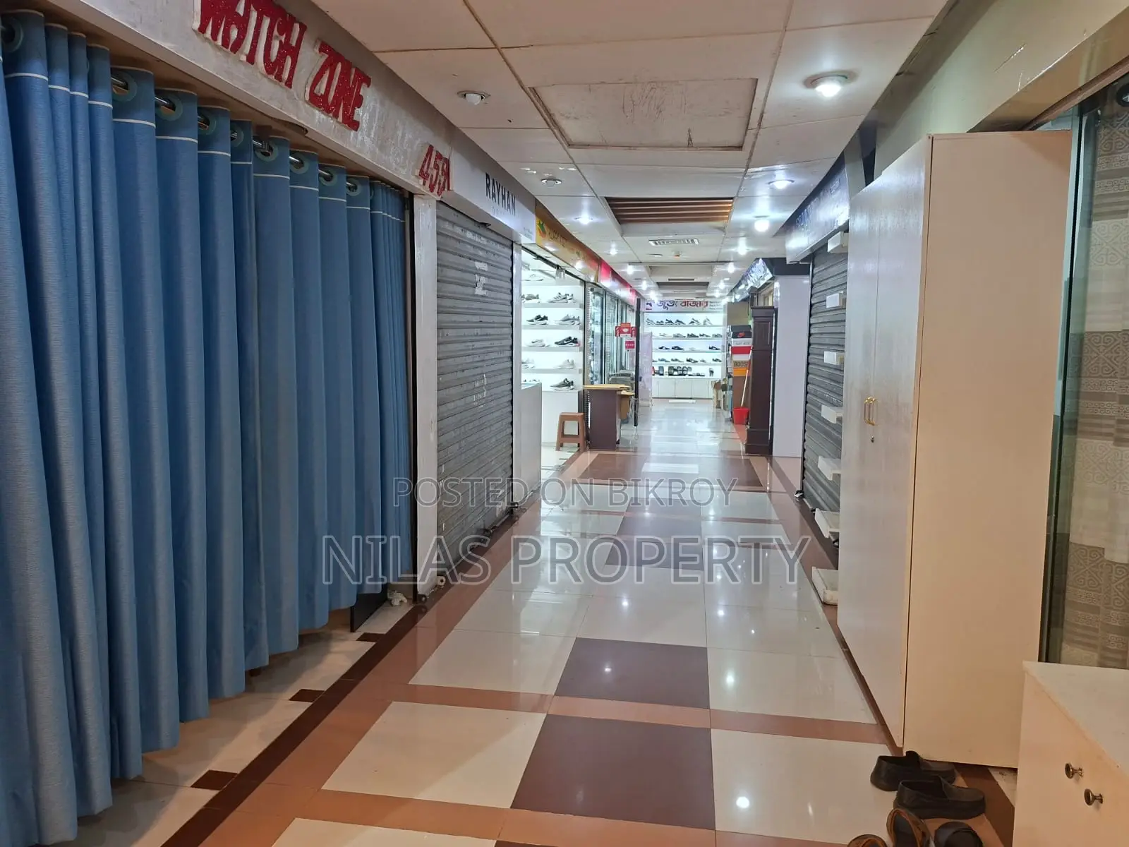 Premium Shop Sale In Shopping Mall