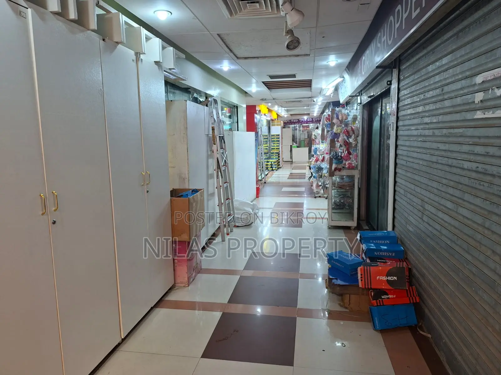 Premium Shop Sale In Shopping Mall