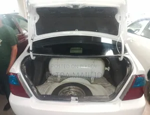 টয়োটা করোলা ২০০১ সাদা