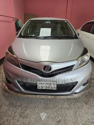 Toyota Vitz 2011 Silver