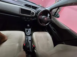 Toyota Vitz 2011 Silver