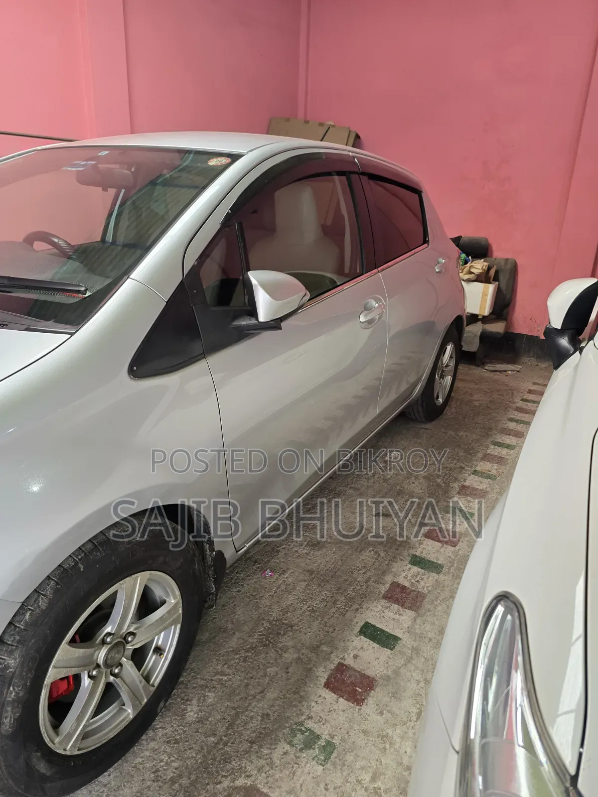 Toyota Vitz 2011 Silver