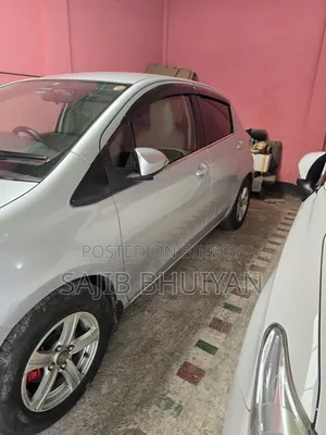 Toyota Vitz 2011 Silver
