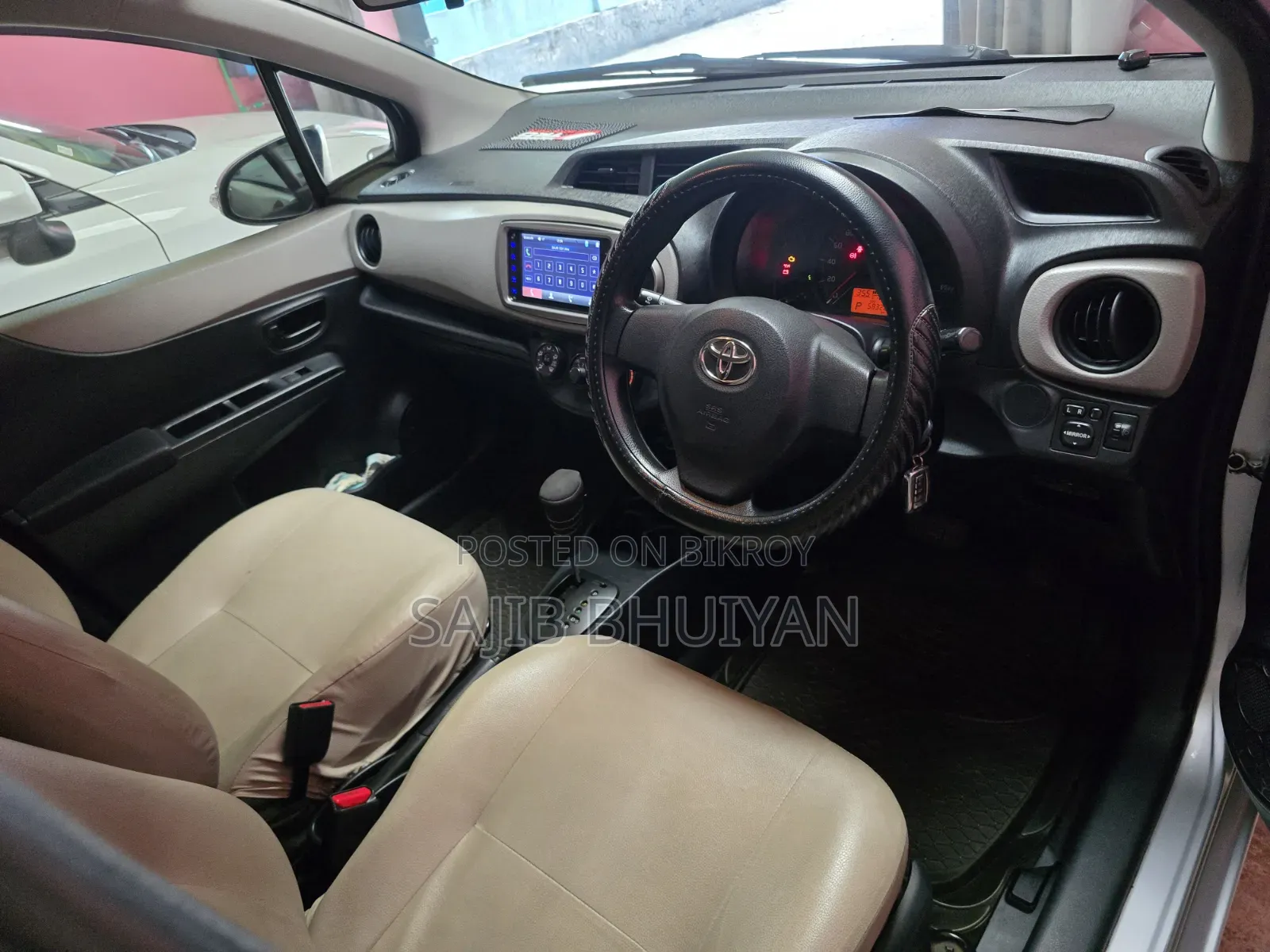 Toyota Vitz 2011 Silver