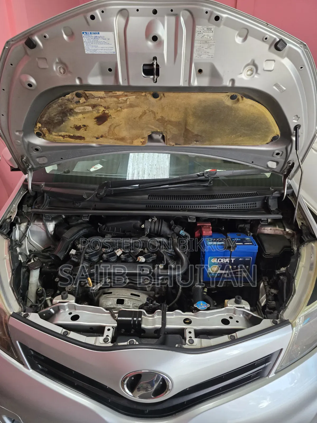 Toyota Vitz 2011 Silver