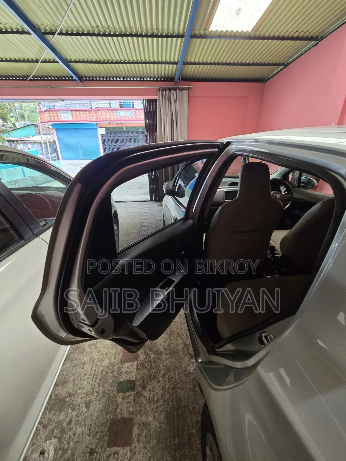 Toyota Vitz 2011 Silver