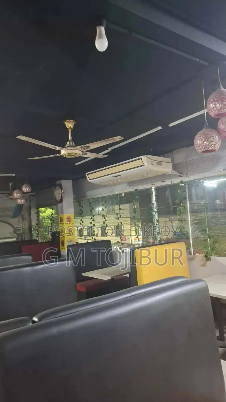 রেস্টুরেন্টের ব্যবহারিত সোফা তিনজনের বসাতে পারবে