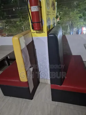 রেস্টুরেন্টের ব্যবহারিত সোফা তিনজনের বসাতে পারবে