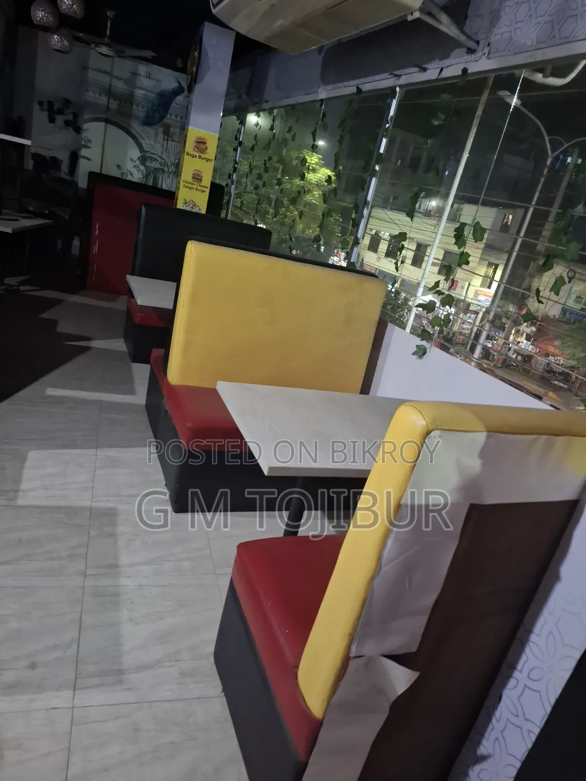 রেস্টুরেন্টের ব্যবহারিত সোফা তিনজনের বসাতে পারবে