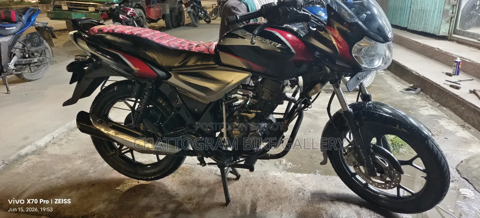 বাজাজ ডিসকভার ১২৫ ২০২০ কালো