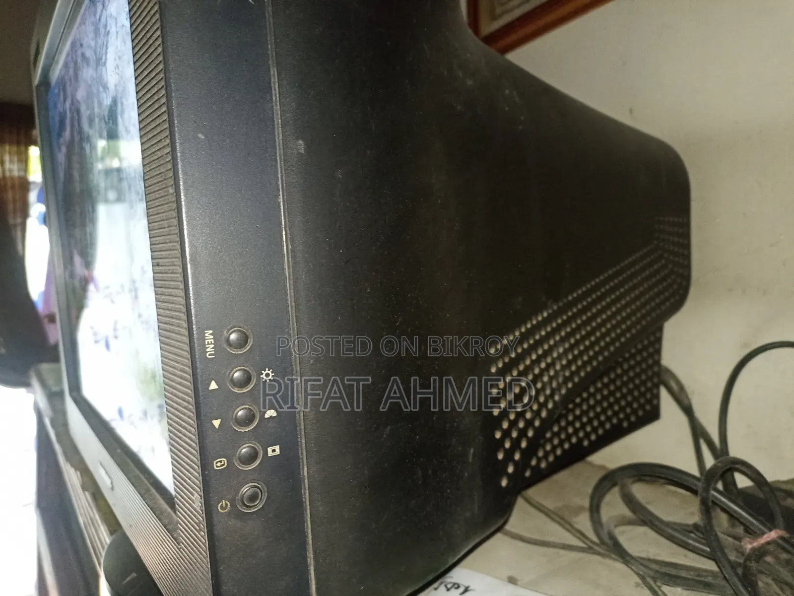 Samsung 16 Inch CRT Monitor + Sound Box for Sale