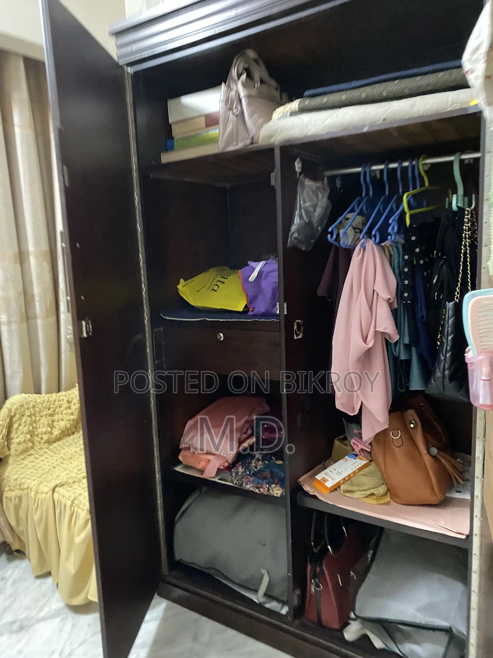 Almari Wardrobe