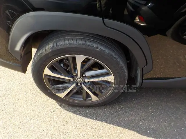 টয়োটা করোলা ক্রস ২০২২ কালো