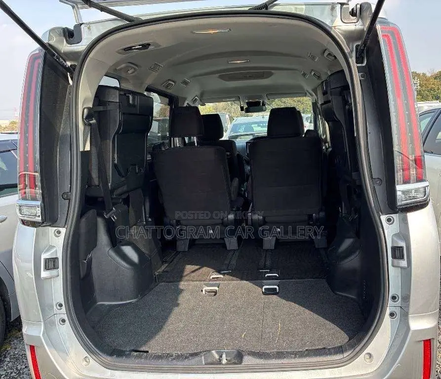 Toyota Noah 1.8 FWD Hybrid (7 seater) 2021 Silver