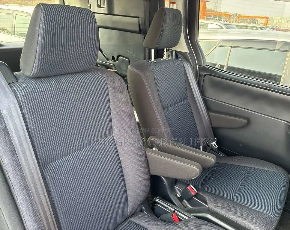 Toyota Noah 1.8 FWD Hybrid (7 seater) 2021 Silver