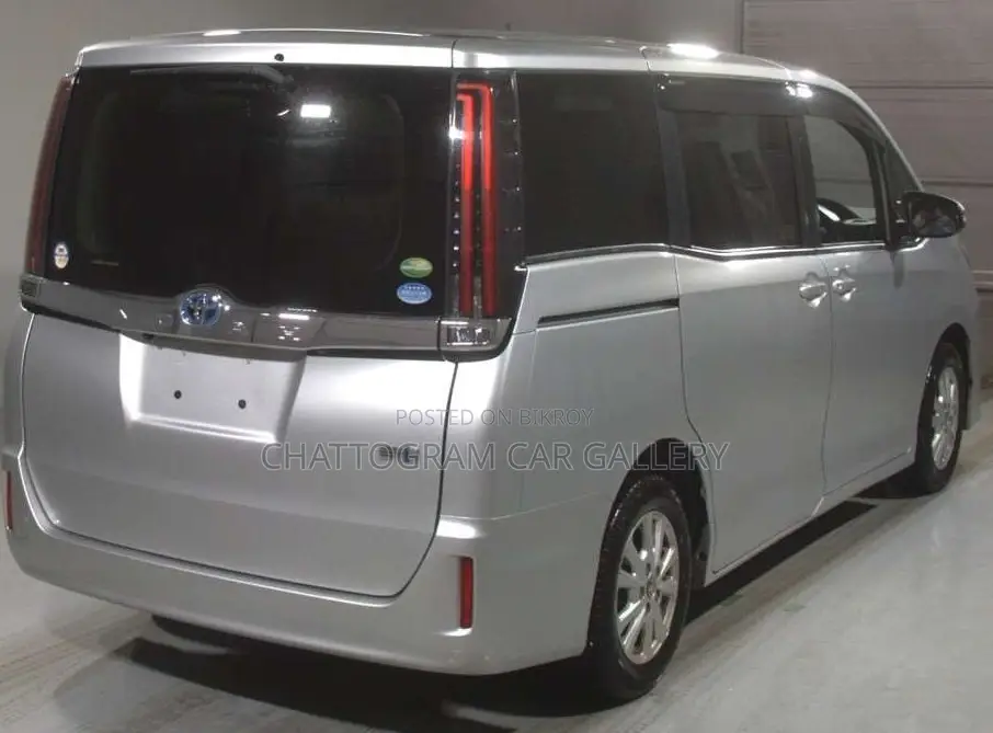 Toyota Noah 1.8 FWD Hybrid (7 seater) 2021 Silver
