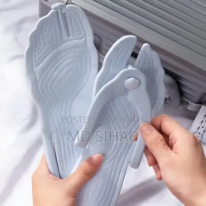 ফুট-শেপড স্লিপার বা পায়ের আকৃতির স্যান্ডেল।