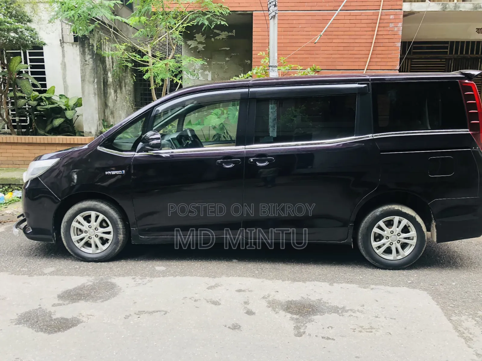 Toyota Noah 1.8 FWD Hybrid (7 seater) 2017 Maroon