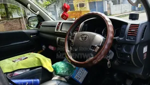 Toyota HiAce 2019 অফ হোয়াইট